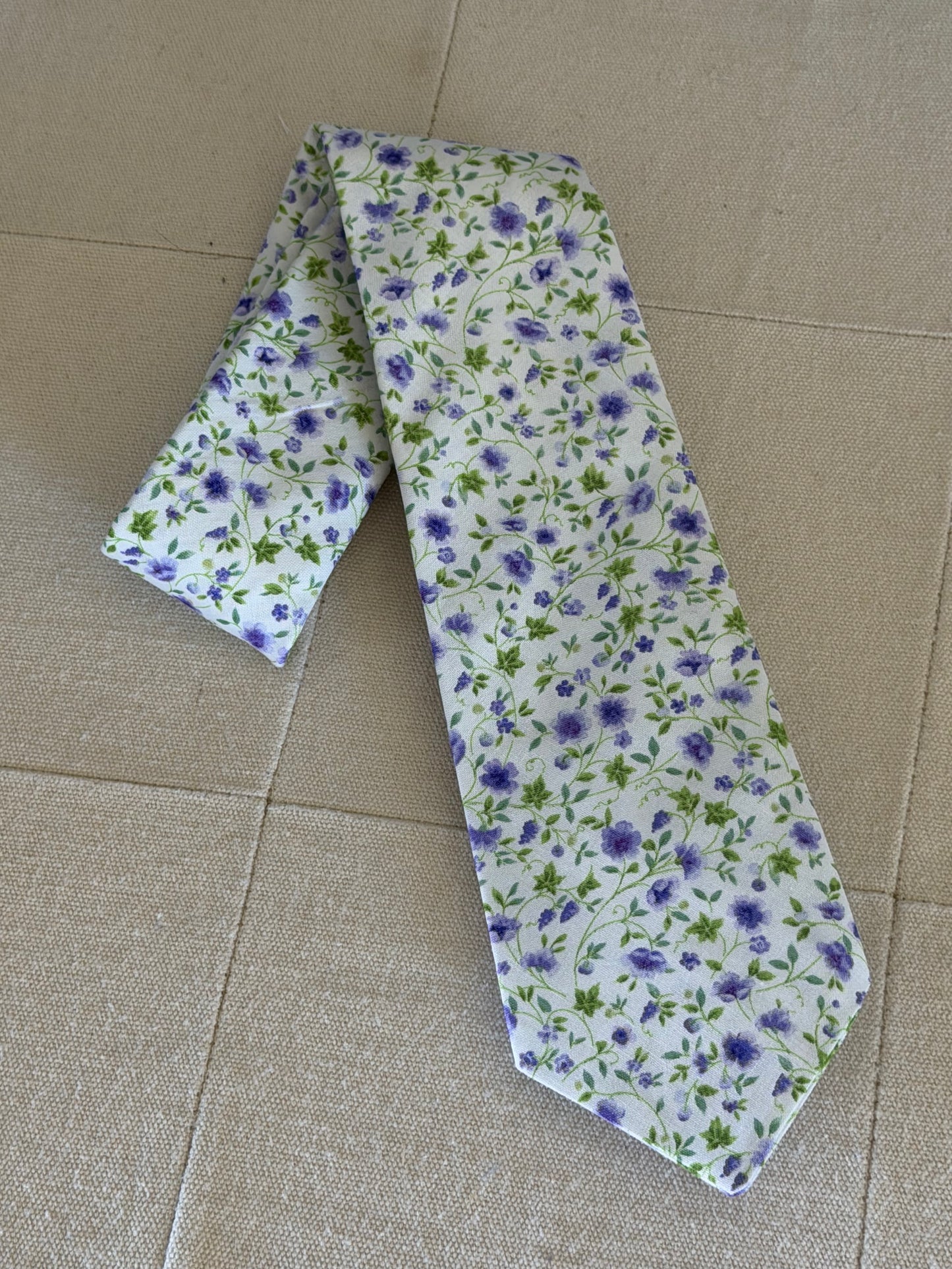 Spring tie-white/purple flowers