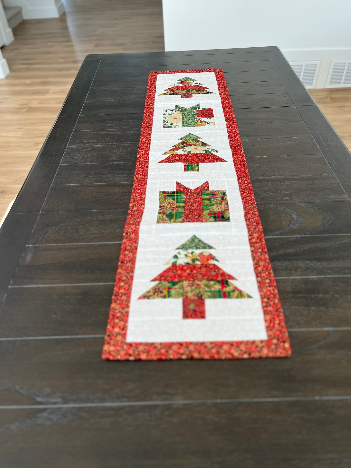 The traditional table runner (fancy)