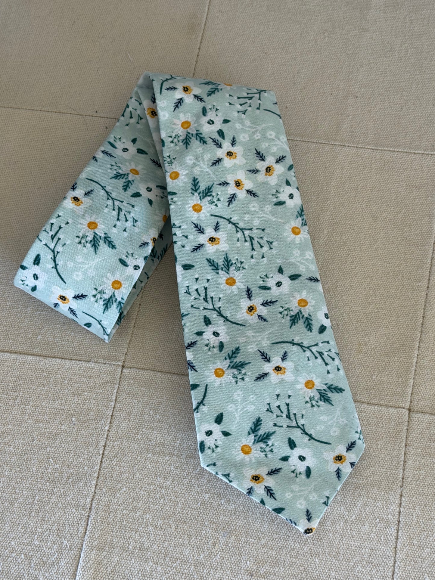 Spring tie-light blue/green white flowers