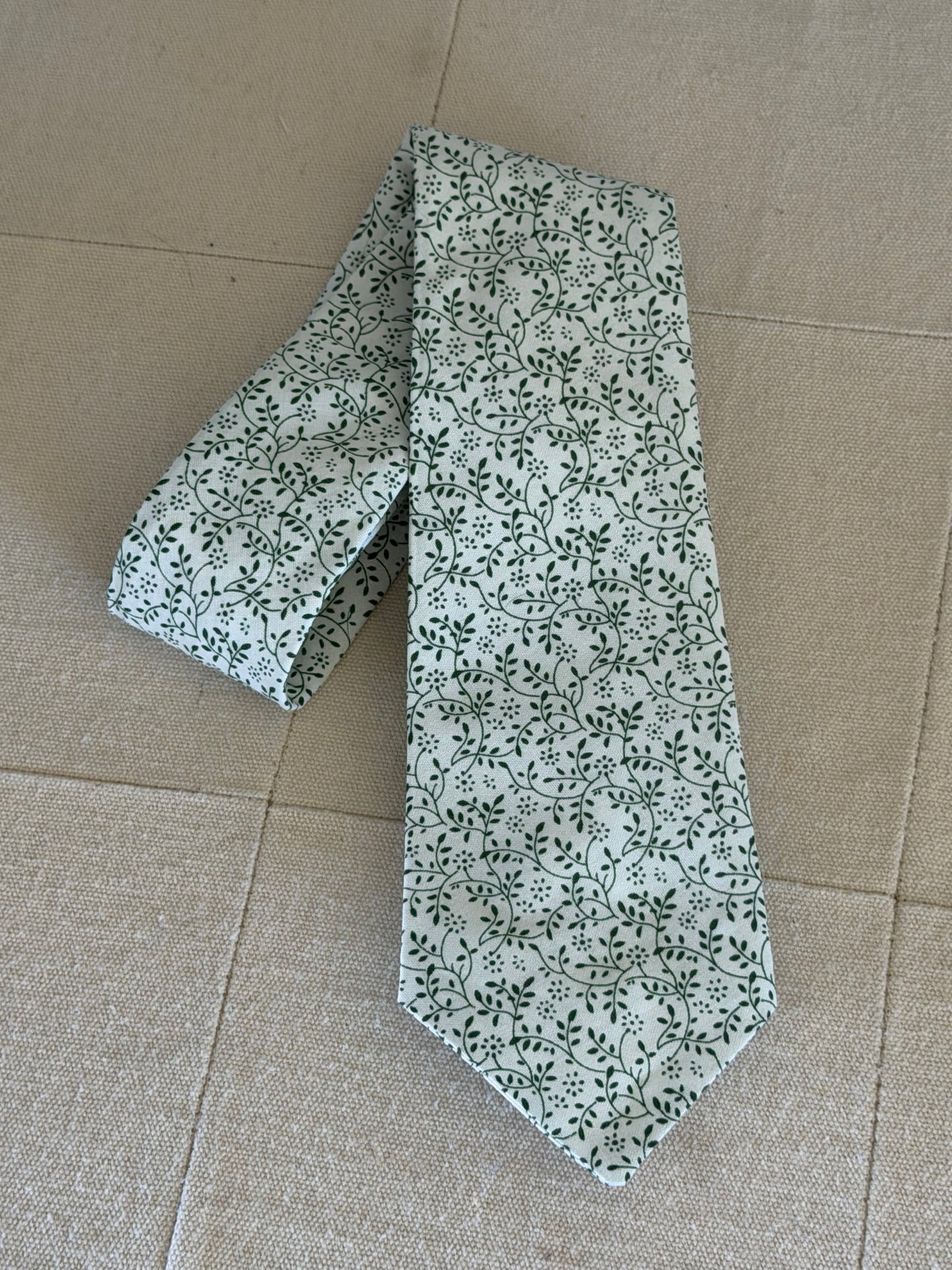 Spring tie-white/green ivy