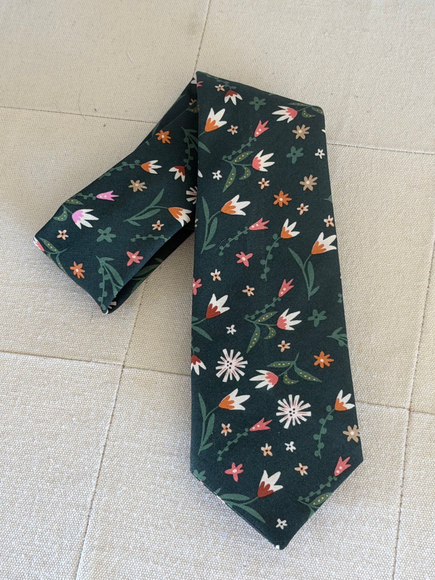 Spring tie-deep green with flowers