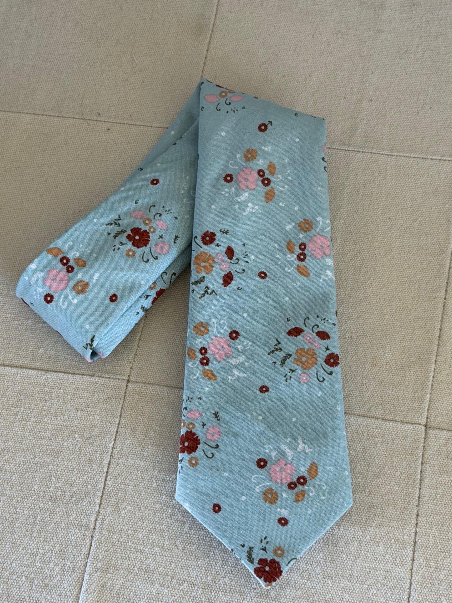 Spring tie-aqua with pink/burgundy flowers