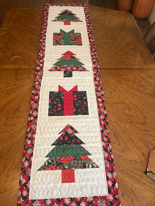 The festive table runner (black)